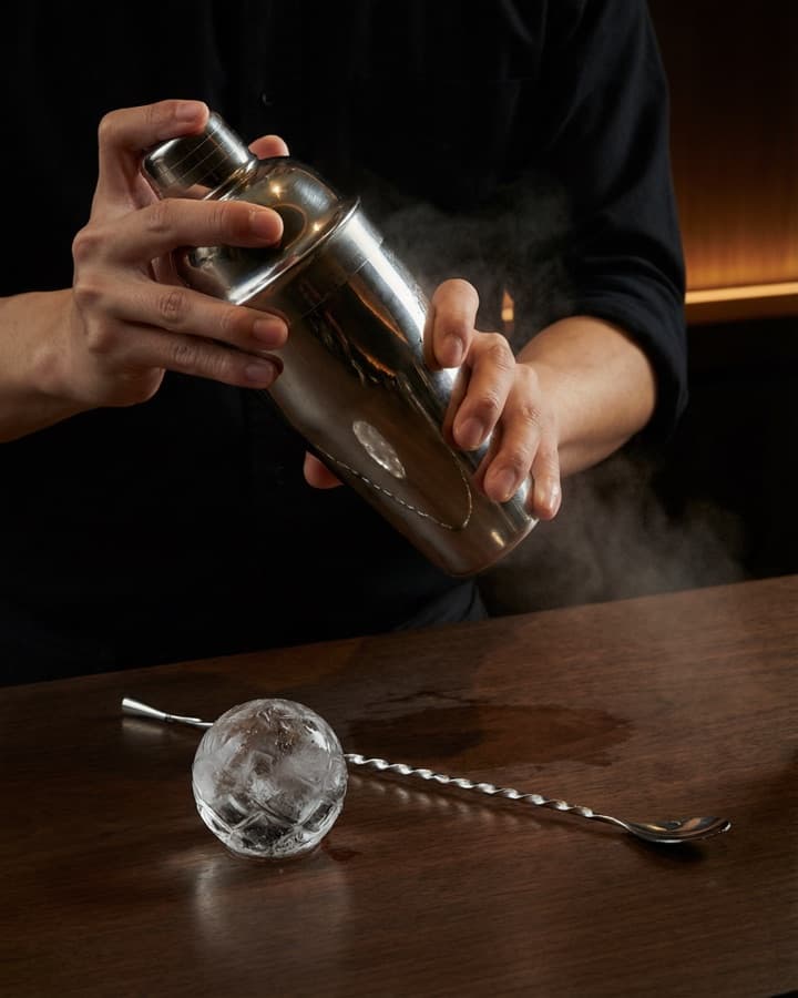 日式调酒流派：硬摇、冰雕与匠人式精准